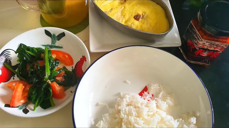 Snapdishの料理写真:Simple breakfast 😋 steamed egg tofu minced pork + stir fry garlic spinach tomatoes 🍅 + japanese green tea 🍵 🤗💗|🌷lynnlicious🌷さん