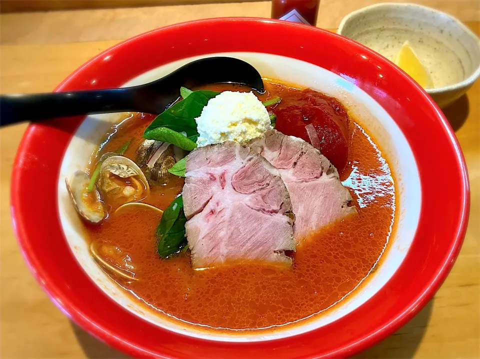 トマトラーメン  ホールトマト丸ごと1個にマスカルポーネ入りクリームチーズ  崩しながら溶かしながら食べ進める、添付のカットレモンとタバスコで味変して最後まで飽きることなく頂きました|リフルシャッフルさん