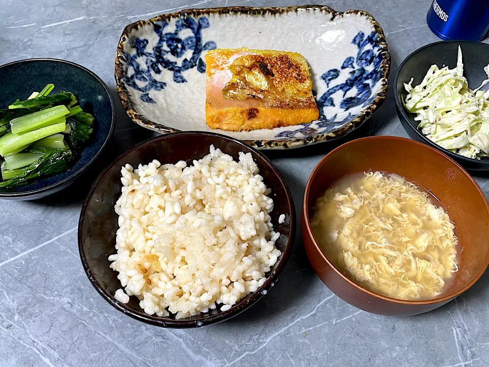 土鍋ご飯　鮭の西京焼き　キャベツサラダ　小松菜炒め　卵と玉ねぎのスープ|TACOMAMAさん