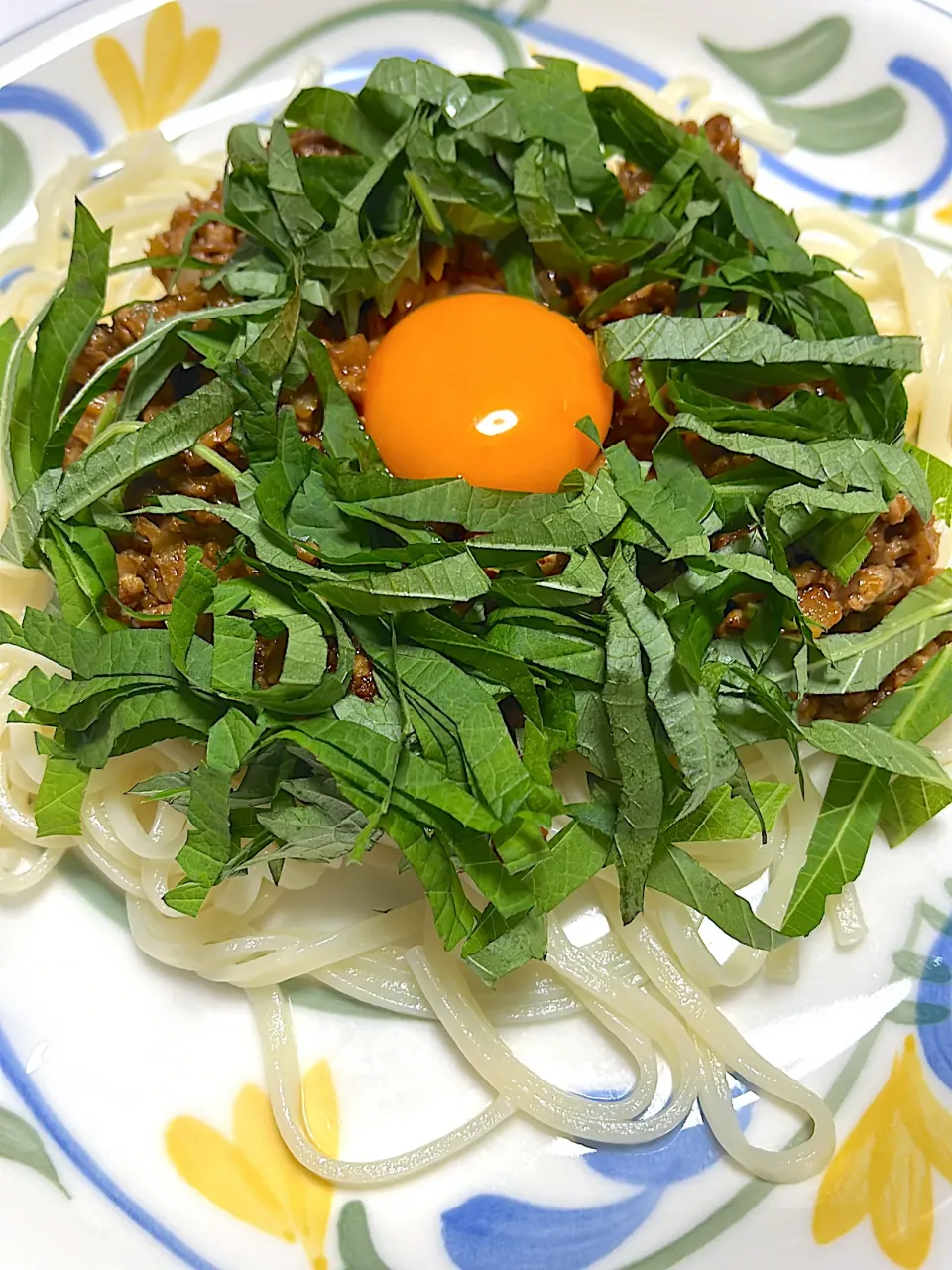 Snapdishの料理写真:大葉たっぷり乗せたキーマカレーうどん♫   お米がなかなか届かないの💦💦💦|Yoshihiro Andoさん