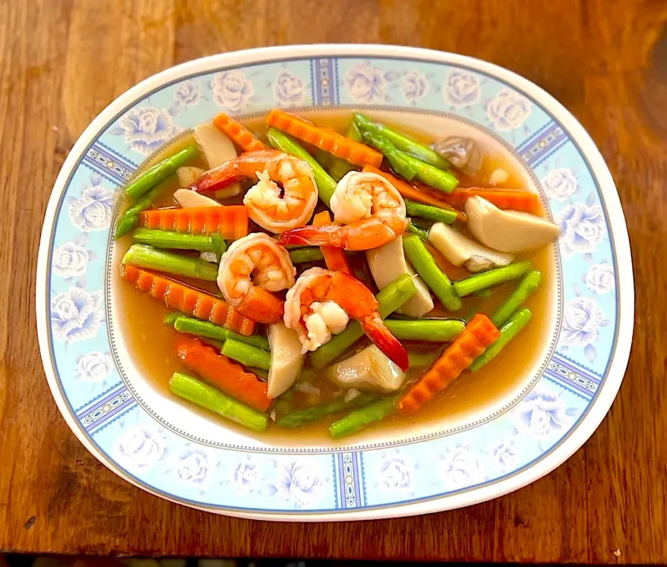 Stir-fried asparagus with fresh shrimp💜        ผัดหน่อไม้ฝรั่งกุ้งสด|💟Lookbua Chiangmai Thai Food💟さん