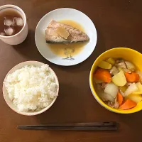 Snapdishの料理写真:肉じゃがと鯖の味噌煮|りえさん