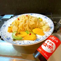 Snapdishの料理写真:柿、梨、アボカドの冷麺〜トマトユズポン酢(柿が1番相性良いぞ)|shikaさん