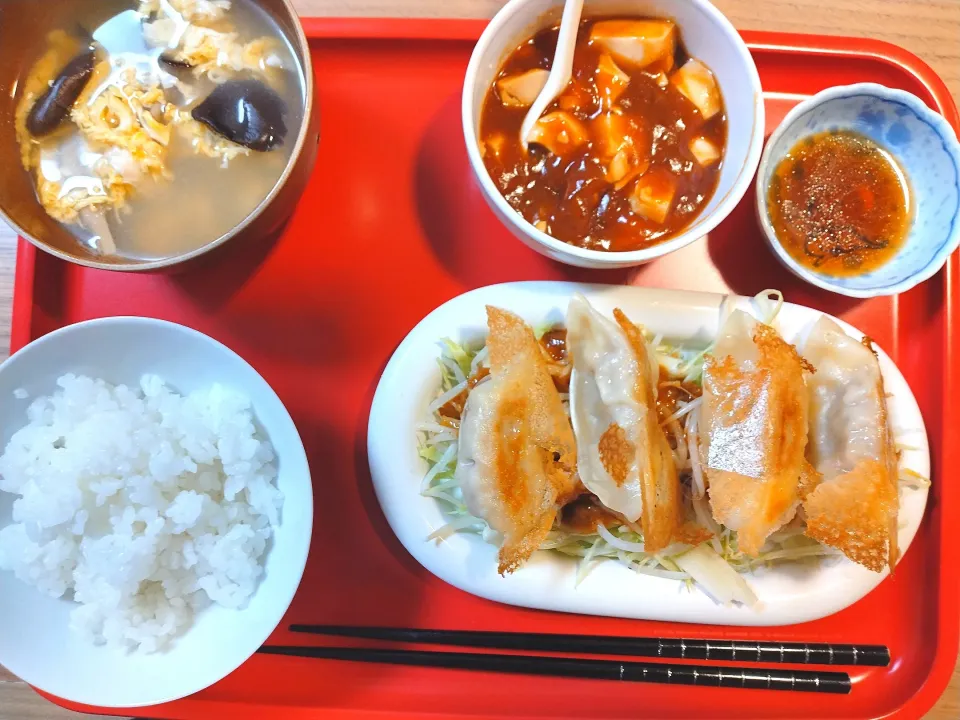 きのこと卵のスープ　麻婆豆腐　餃子|さゆさん