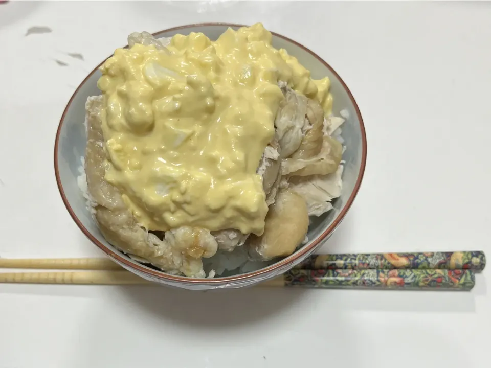 映えない晩御飯(´༎ຶོρ༎ຶོ`)☆チキンタルタル丼。みそ汁作る時間すら無かった(´༎ຶོρ༎ຶོ`)|Saharaさん