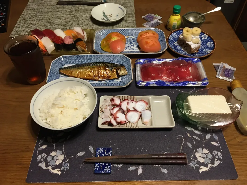 Snapdishの料理写真:お寿司、ご飯、めばちまぐろの切り落とし、真だこの蒸しだこの刺身、塩鯖焼き、トマト、冷奴、麦茶、バナナのせチョコケーキ(夕飯)|enarinさん