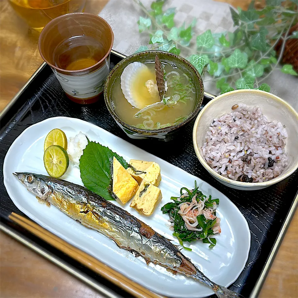 Snapdishの料理写真:秋刀魚の塩焼き朝定食！|くまちゃんさん