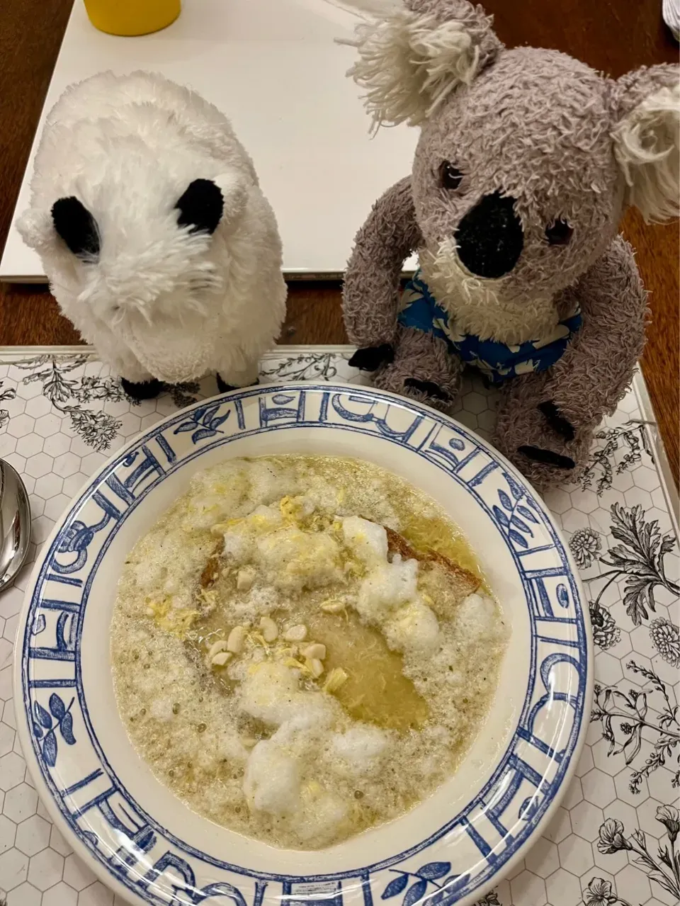 2024/10/2 深夜特急fさんの全粒粉パンから、修道院のやさしいニンニクスープ  Basic Monastic Garlic Soup|19 Boys & 野鳥さん