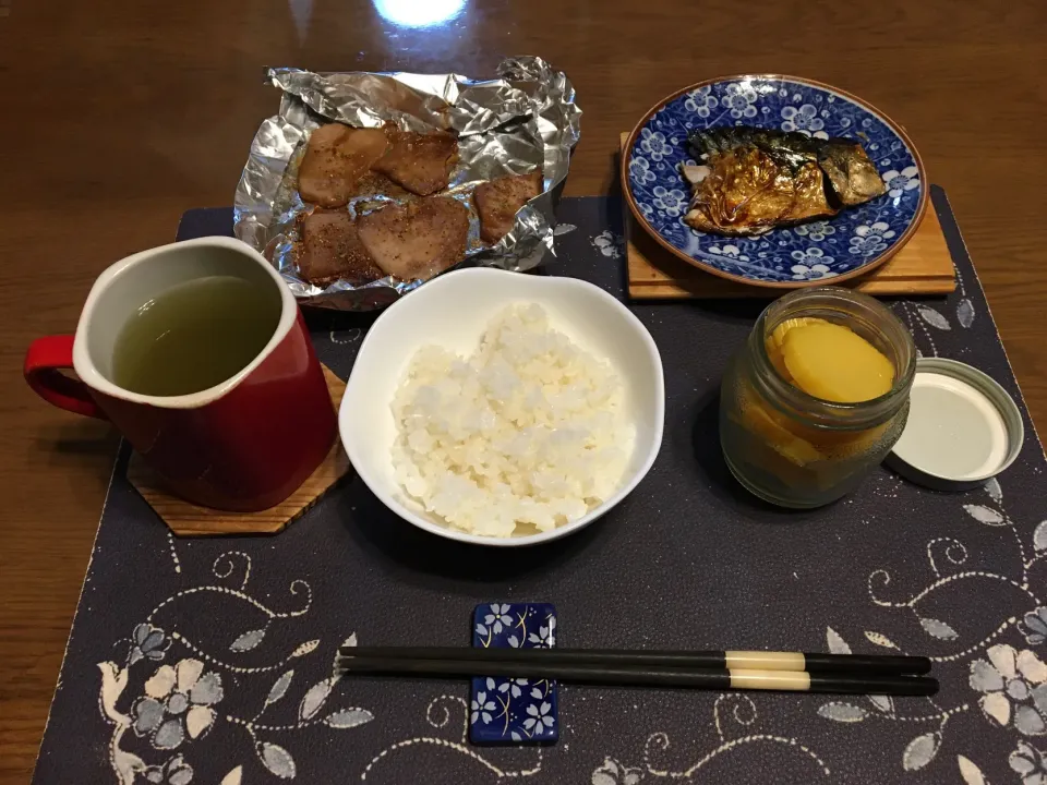 Snapdishの料理写真:ご飯、鮪ソテー、塩鯖焼き、沢庵、熱い日本茶(朝ご飯)|enarinさん