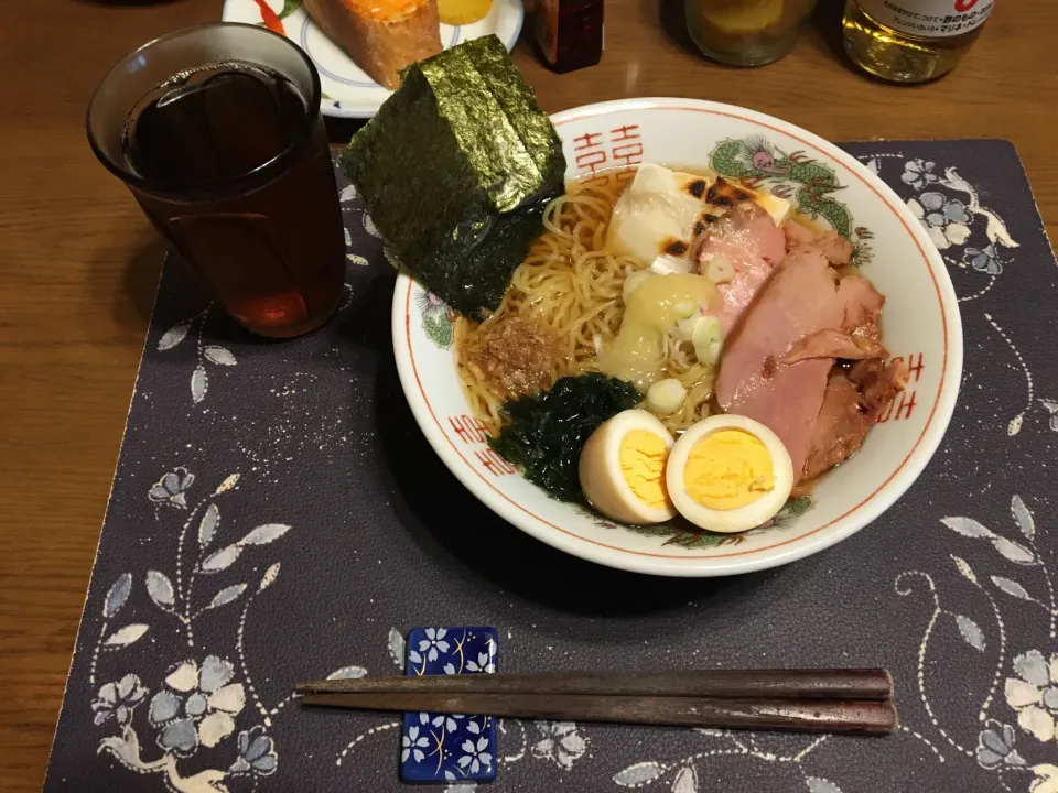 Snapdishの料理写真:特製ラーメン、烏龍茶(昼飯)|enarinさん