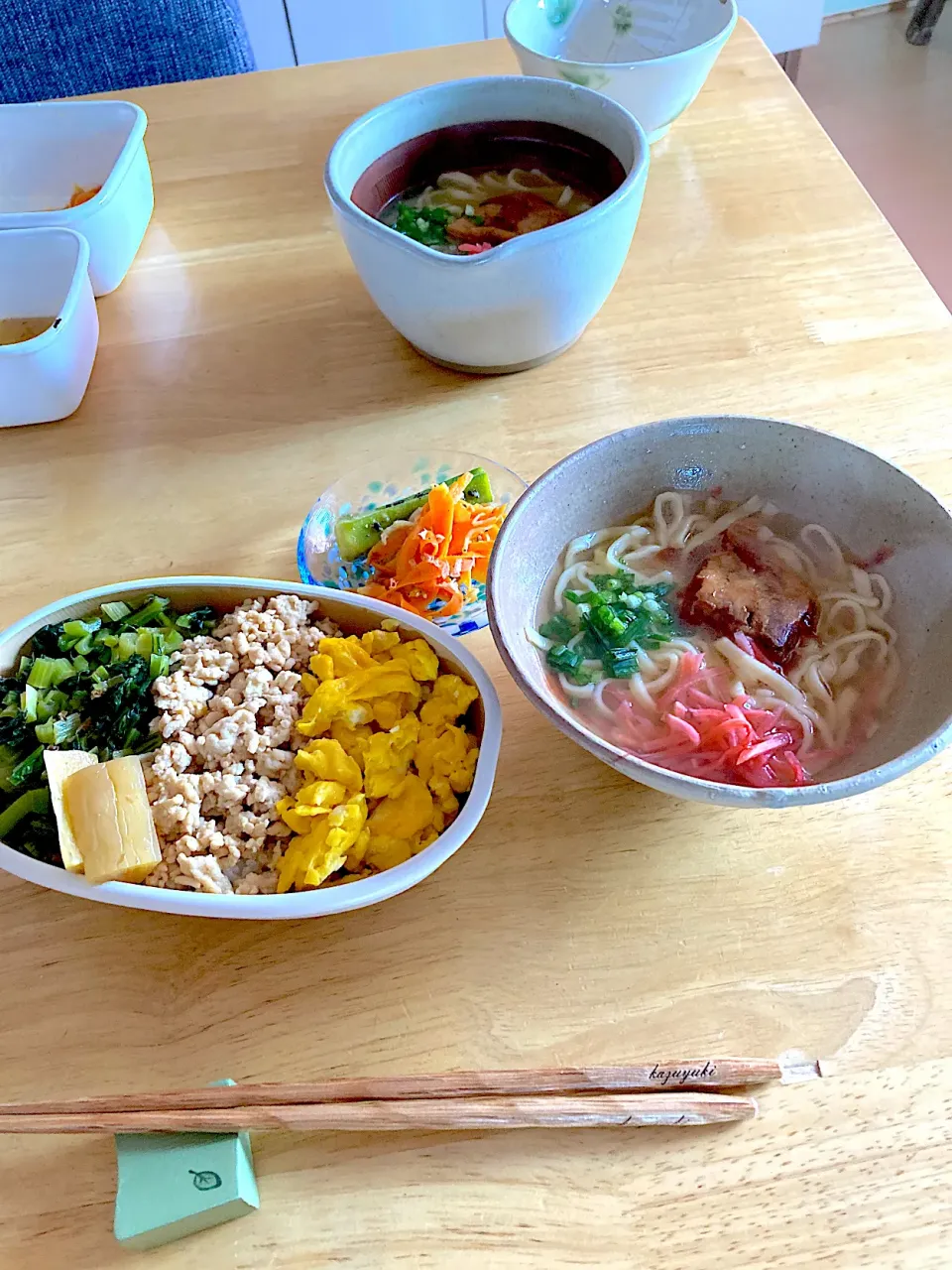 三食丼とミニソーキそば🩷オクラのお浸し、人参しりしり残り|さくたえさん