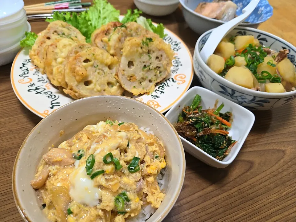 親子丼・蓮根のはさみ揚げ・肉じゃが・ほうれん草のおひたし🌺|chiyukiさん