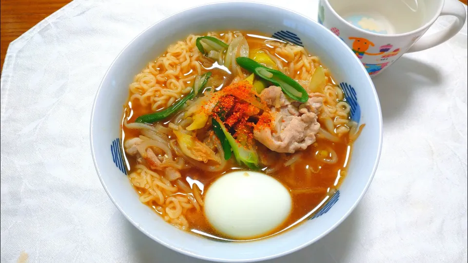 10/5のお昼ごはん
サッポロ一番味噌ラーメン
肉野菜炒めのせ|卯月さん