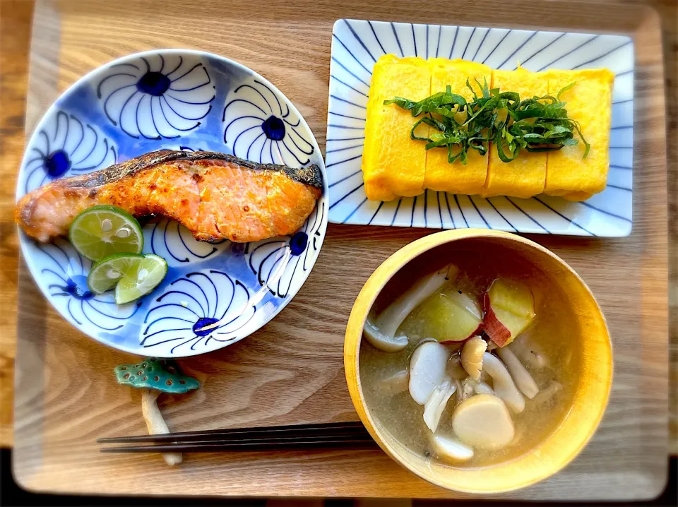 今日の朝食　塩麹漬け鮭焼き、秋の味覚味噌汁、だし巻き玉子|藤田 まり子さん