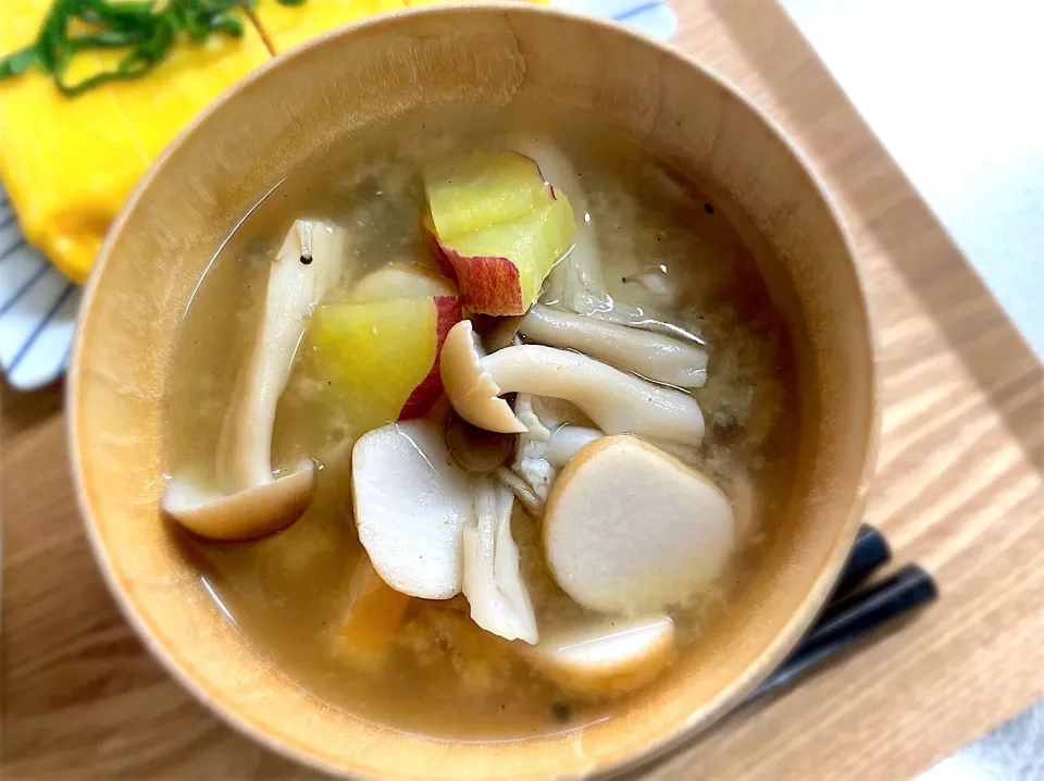 里芋、さつま芋、しめじの味噌汁|藤田 まり子さん