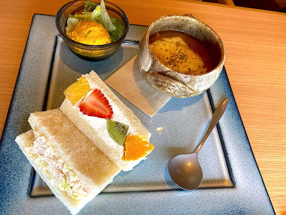 Snapdishの料理写真:オニオングラタンとスープのサンドのプレート🍓🍊🍍|Ponoさん