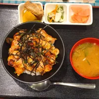 Snapdishの料理写真:レストラン 食いしん坊の焼き鳥丼|Jhonny Yamashiroさん