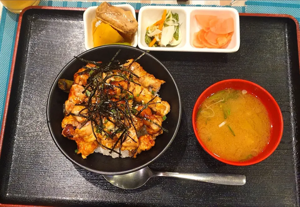 レストラン 食いしん坊の焼き鳥丼|Jhonny Yamashiroさん