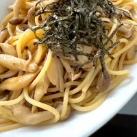 Snapdishの料理写真:きのこパスタ（バター醤油）|かおりさん