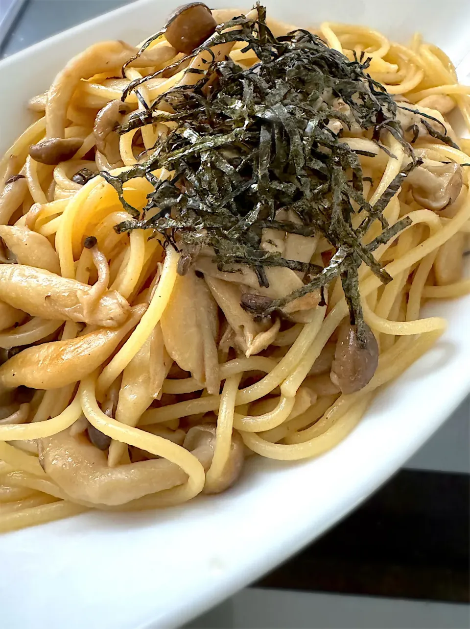 Snapdishの料理写真:きのこパスタ（バター醤油）|かおりさん