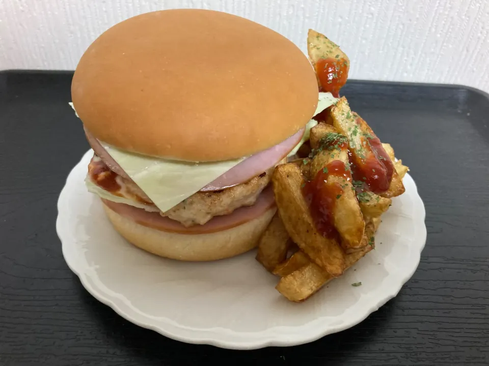 Snapdishの料理写真:鶏豆腐ハンバーグでハンバーガー🍔|まちゃさん