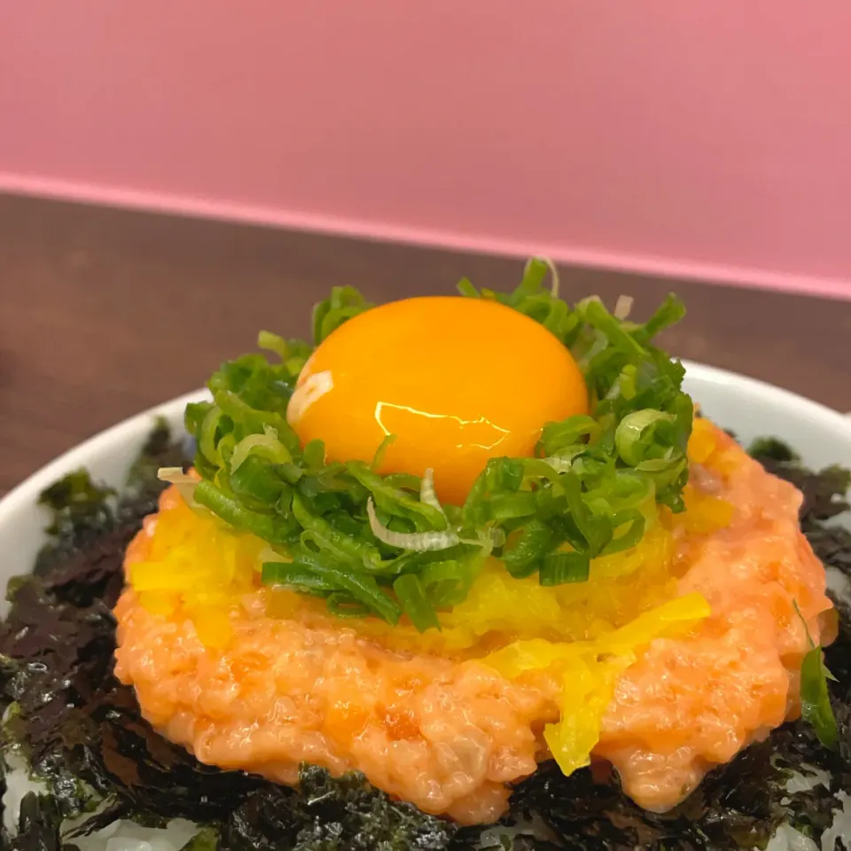 月見サーモン丼|いちごさん