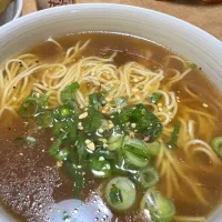 Snapdishの料理写真:シンプルな醤油生ラーメンにクレイジーガーリック|unosuke.catさん