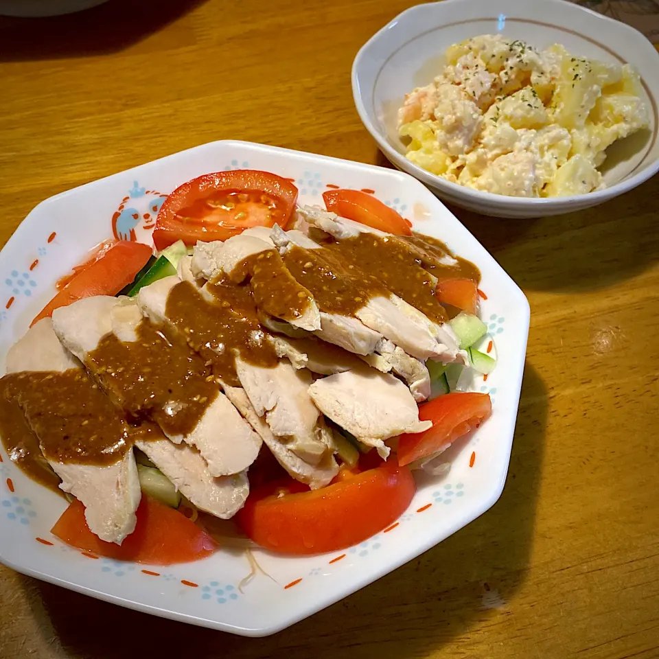 Snapdishの料理写真:甜麺醤だれのバンバンジーと、カニ缶のポテトサラダ|もえさん