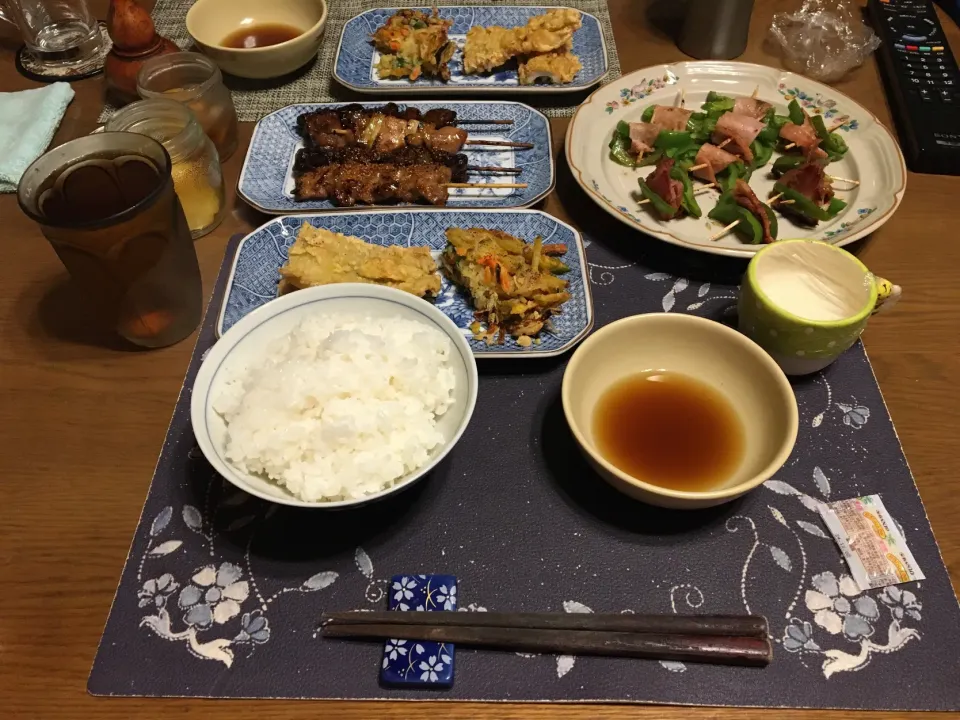 Snapdishの料理写真:ご飯、細切りピーマンのハム巻き＆つるし焼豚スライスとの串物ソテー、鳥レバー串、鶏モモ串、天ぷら盛り合わせ、沢庵、麦茶、牛乳ゼリー(夕飯)|enarinさん