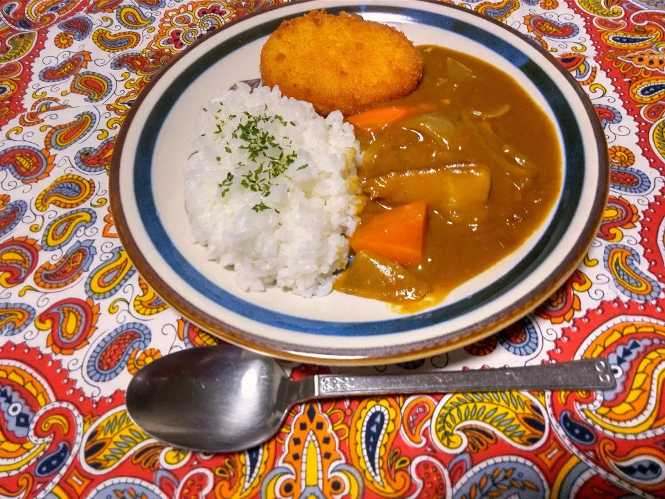 大好き💕カレーとチーズコロッケ。
じゃが芋の代わりさつまいも🍠入り。|りささん