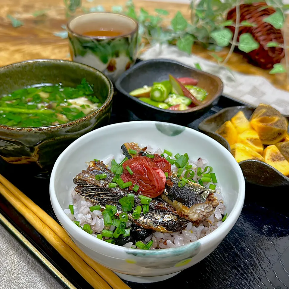 秋刀魚の梅煮丼と椎茸とほうれん草の味噌汁|くまちゃんさん