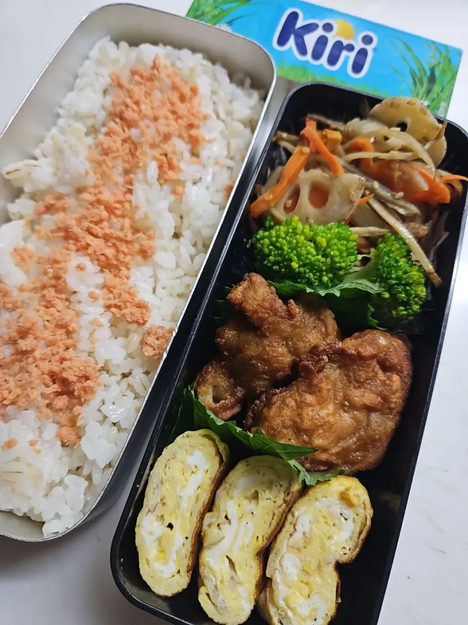 ☆高校生弁当☆鮭もち麦入りごはん、蓮牛蒡金平、ブロッコリー、唐揚げ、シラス卵焼き、キリスティック|ｼｮｺﾗさん