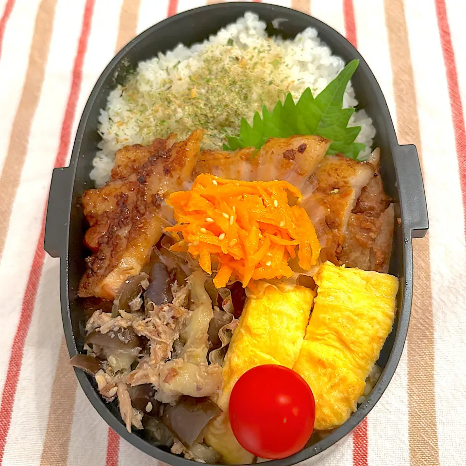 1007 焼肉弁当　梅干し切らした💦息子が嫌いなプチトマトで赤色代用。中2娘の食育学習で、ほぼ娘作！|Riieeさん