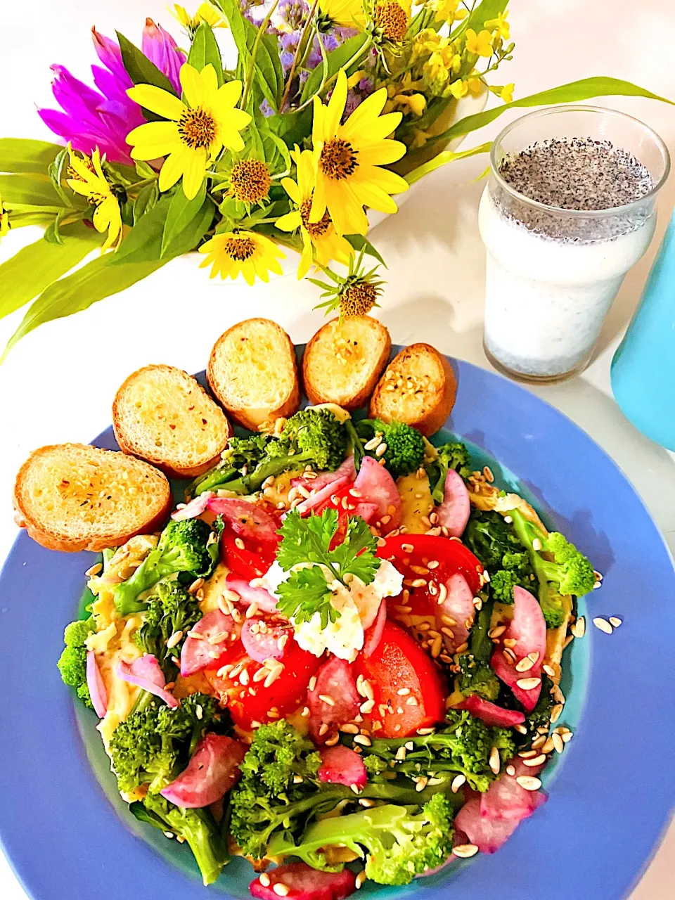 Snapdishの料理写真:ふわふわチーズエッグクレイジーサラダ🥗フランスパンには蜂蜜バタークレイジーガーリック🧄夏野菜コンソメスープにもクレイジーガーリック🧄今日のモーニングはクレイジーガーリック尽くし^ - ^💖|HAMI69さん