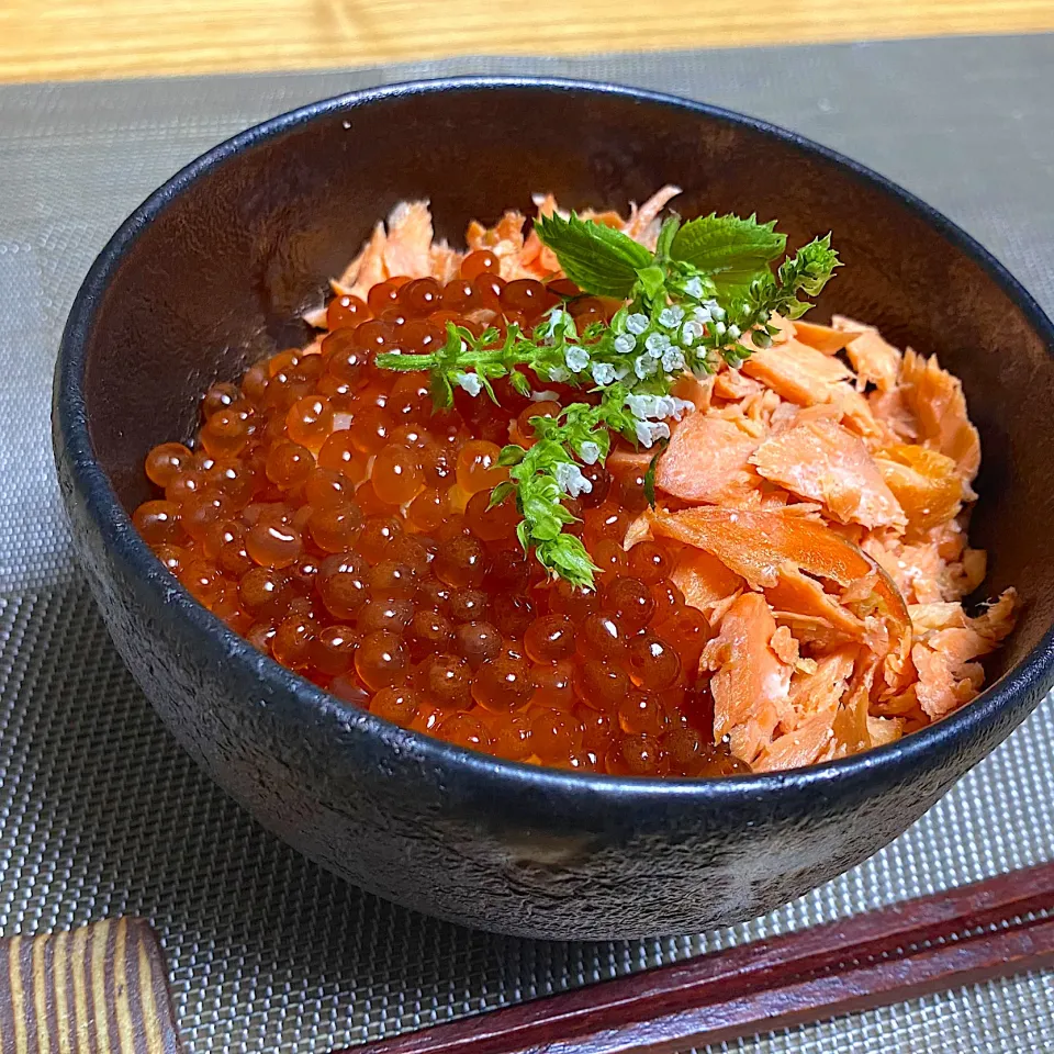 Snapdishの料理写真:いくらの醤油漬けで親子丼|sakurakoさん