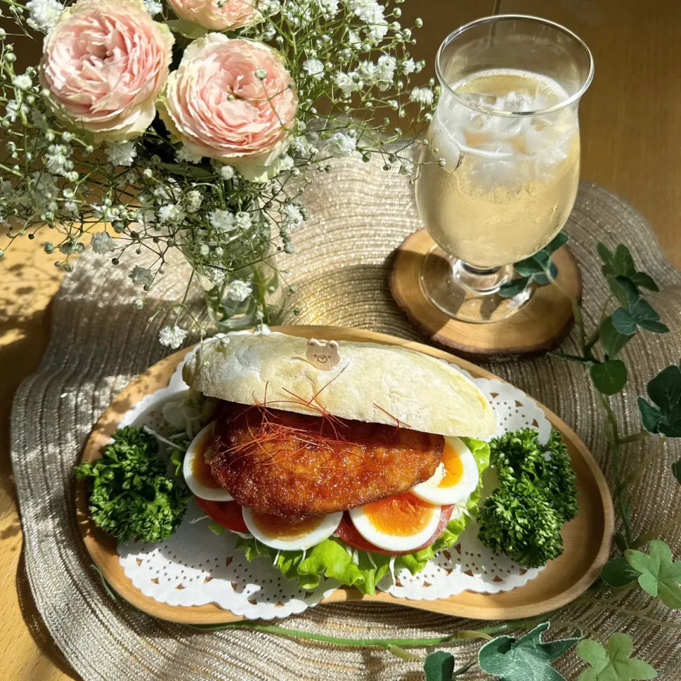 10/7❤︎甘辛チキンと半熟たまごのチャパタサンド🥪🌱

久しぶりの秋晴れは気持ち良いですね！☀️🍂

＊ チャパタパン
＊ 甘辛チキン
＊ 半熟たまご
＊ フリルレタス ＊キャベツ＊トマト
＊ シードル🍸|Makinsさん