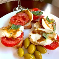 Snapdishの料理写真:Tomato, mozzarella and basil|Laki Maikaʻiさん