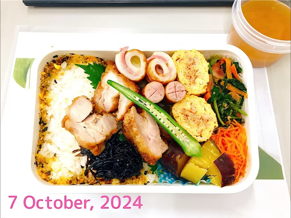 Snapdishの料理写真:本日の日替わり弁当

①鶏の唐揚げ
②厚焼きたまご（かにかま・明太子）
③ちくわ巻き（ベーコン・チーズ）
④ウインナー
⑤小松菜の炒め物
⑥キャロットジンジャー
⑦さつまいもレモン煮
⑧ご飯のお供  しそ昆布＆たまごふりかけ

    彩りのおくらとおまけのみそ汁|TakeBooさん