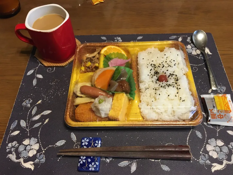 幕の内弁当、レギュラーホットコーヒー(昼飯、どんどん弁当)|enarinさん