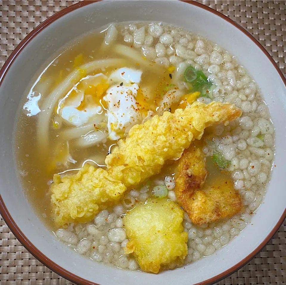 肉卵天ぷらうどん|すくらんぶるえっぐさん