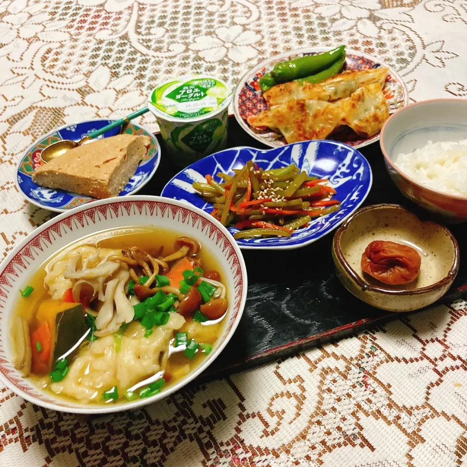 Snapdishの料理写真:grandmaの晩ごはん☆ 今夜は小麦粉団子で水団汁
さつま芋のつるでメンマ風に…
デザートにはきな粉と豆腐で和菓子風に…
頂きます|kaoriさん