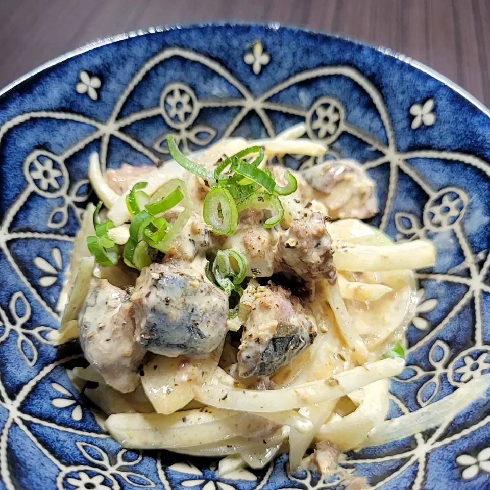 Snapdishの料理写真:玉ねぎと鯖味噌缶のサラダ|みるくここあさん