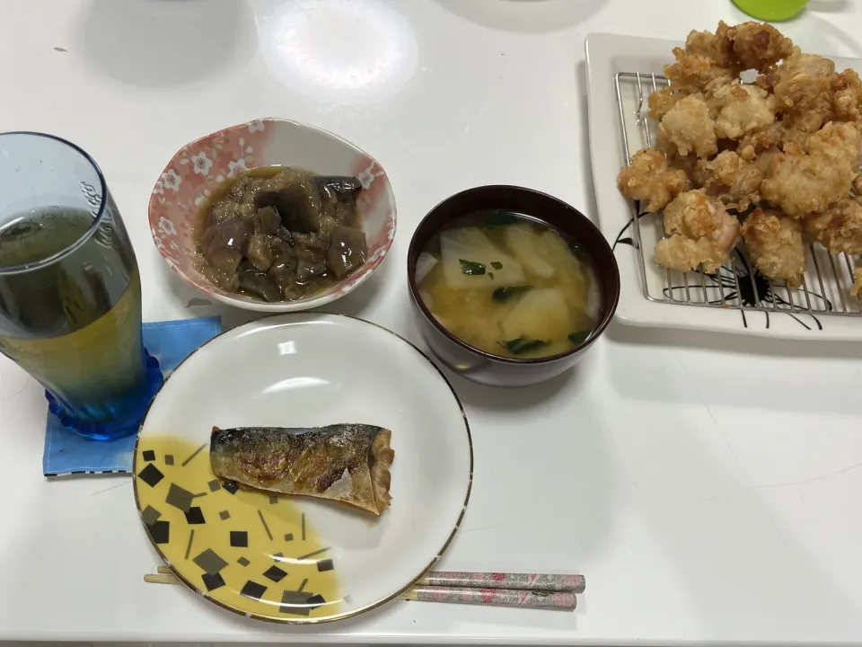 晩御飯☆唐揚げ☆揚げなすの煮浸し☆鯖の生姜焼き☆みそ汁（白菜・小松菜・しめじ）|Saharaさん