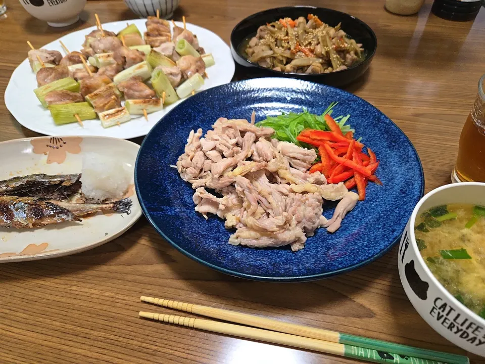 Snapdishの料理写真:焼き鳥・きんぴらごぼう・せせりのポン酢・焦げた秋刀魚・ご飯・味噌汁🌺|chiyukiさん