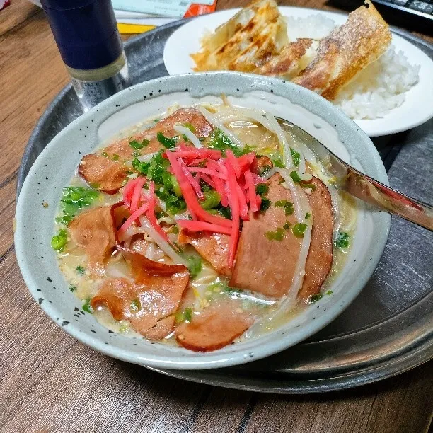 Snapdishの料理写真:チャーシュー麺&餃子定食|ariyo4200さん