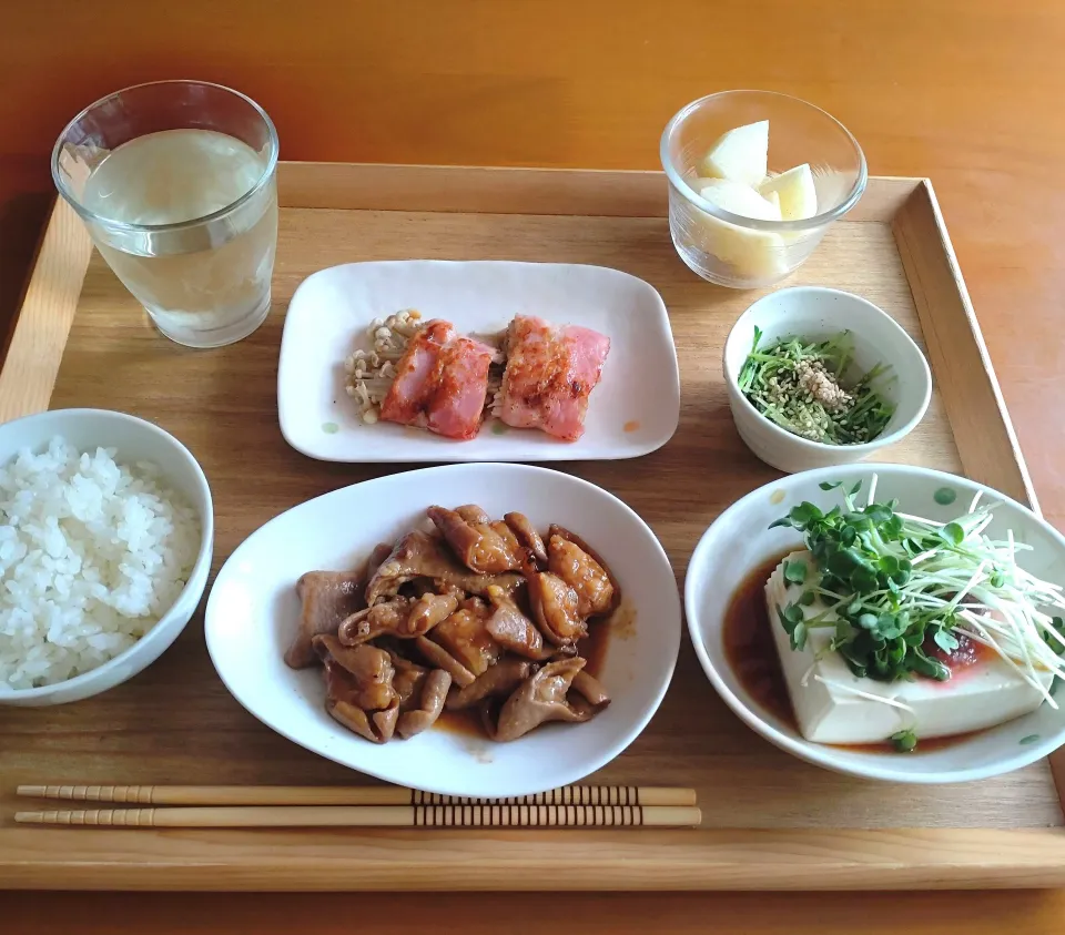 ☆牛ホルモン焼き　☆えのきベーコン　☆豆苗ごま和え　☆冷奴　☆梨|chikakoさん