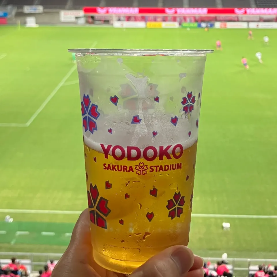 ビール片手にサッカー観戦|izoomさん