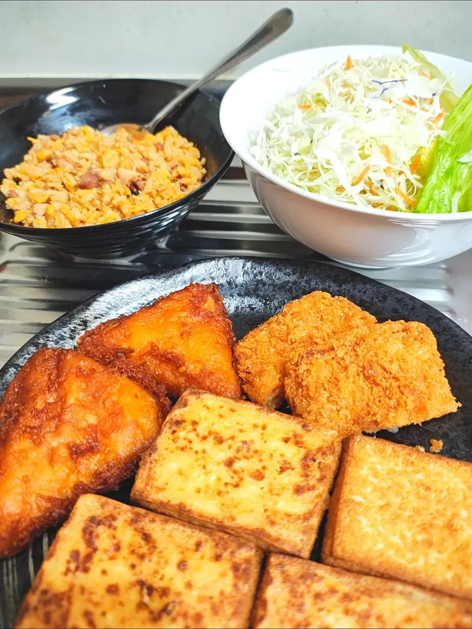 昨日の残りのチャーハンとキャベツ千切り、エビカツと黄金カレイの唐揚げと厚揚げ|時雨さん