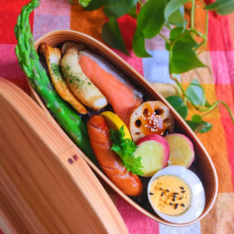 今日のわっぱご飯

秋鮭弁当
　しめじのバターソテー
　シャウエッセン

美味しくできました✨|ふかふかごはんさん