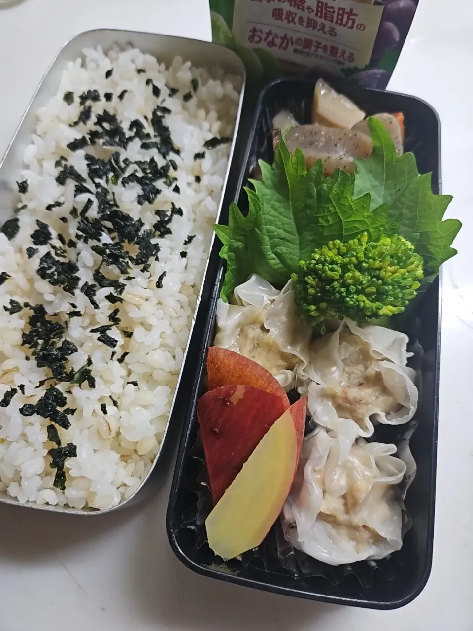 ☆高校生弁当☆若芽ごはん、筑前煮、ブロッコリー、焼売、薩摩芋レモン煮、蒟蒻ゼリー|ｼｮｺﾗさん